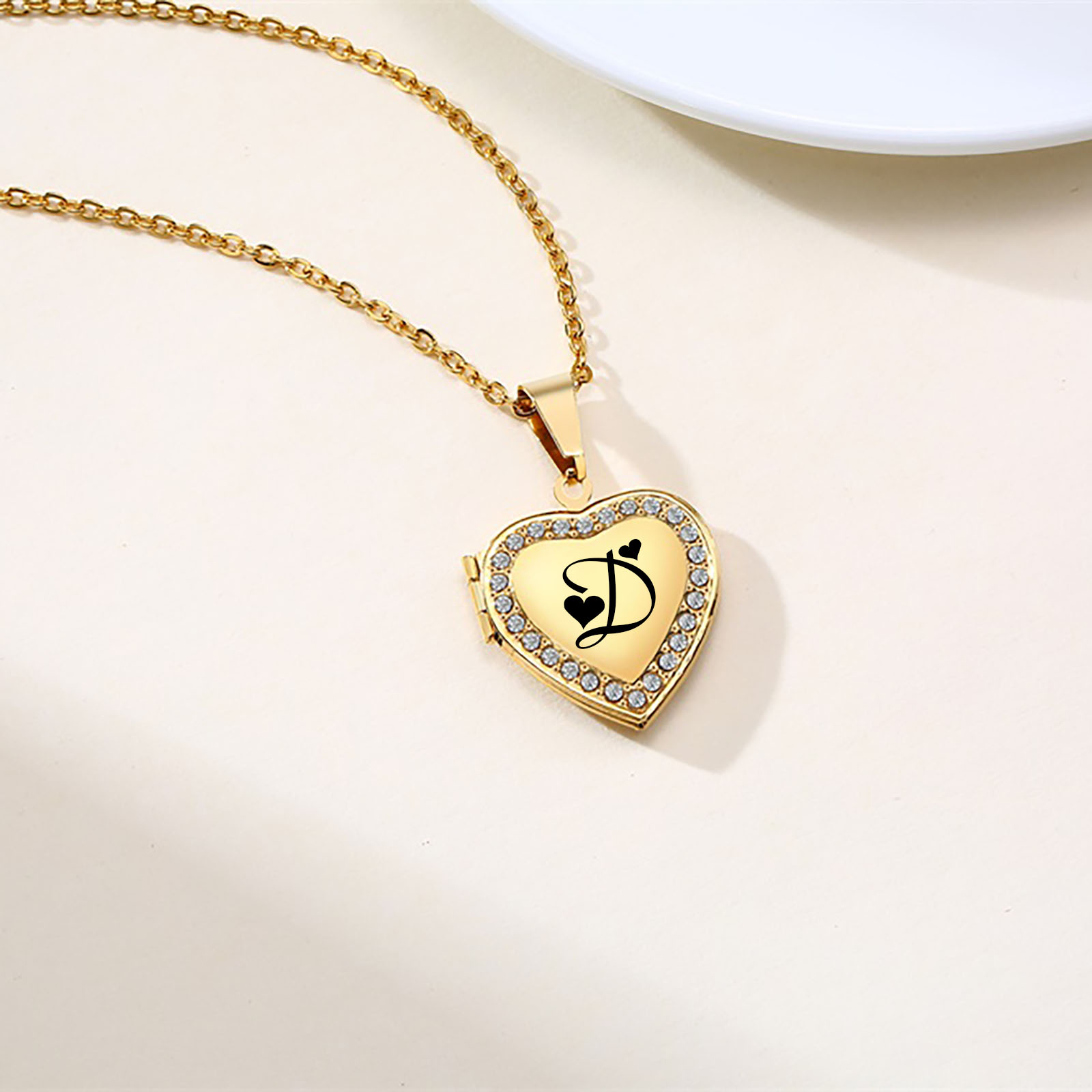 Heart Locket Necklace Photo - Liontin Locket Hati dengan Ukiran Inisial